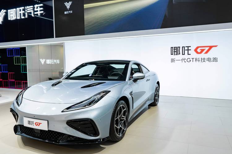 成都22哪吒汽车在智能汽车领域的表现，领途汽车在新能源汽车市场中的影响力